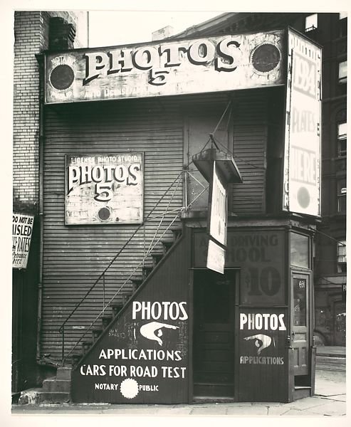 Walker Evans, Licencjonowany zakład fotograficzny w Nowym Jorku, 1934, druk ok. 1970, odbitka żelatynowo-srebrowa © Walker Evans Archive, The Metropolitan Museum of Art